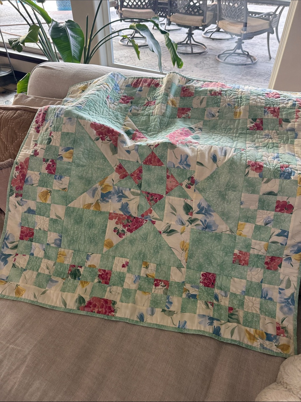 Gorgeous handmade floral Patchwork Quilt Throw Lap Blanket - PERFECT condition